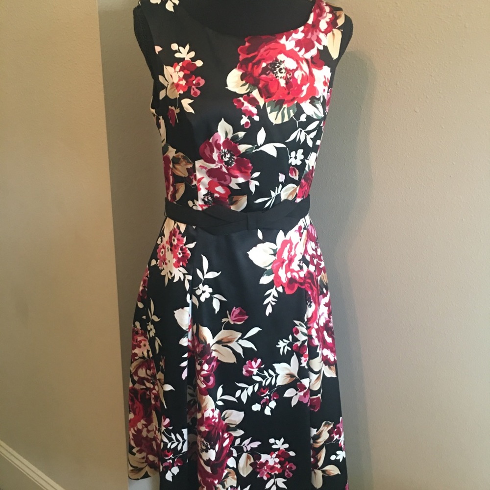 WHBM fully lined dress, bow belt, scoop back,14” zipper/faux covered buttons.